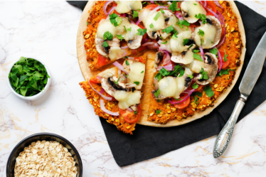 Vegan pizza met ui en champignons
