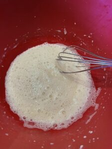 Scrambled proteïne pancakes natte ingrediënten bij elkaar