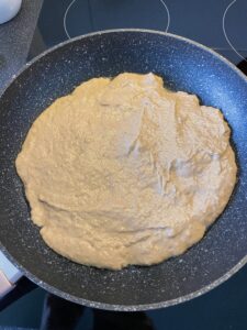 Scrambled proteïne pancakes deeg in de pan