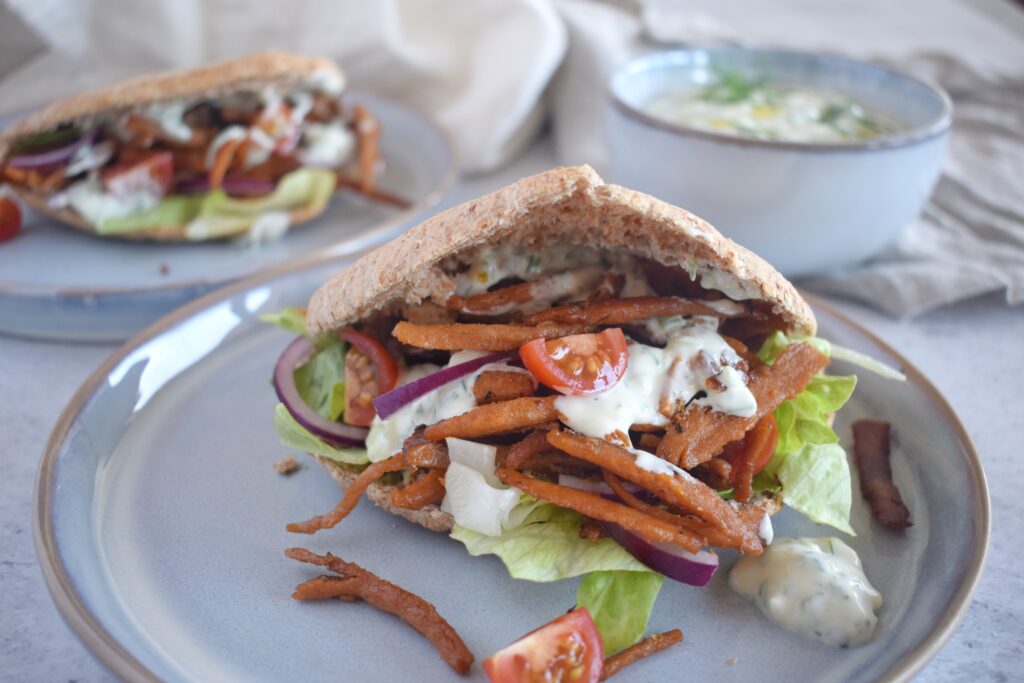 Vegan pita shoarma met vegan tzatziki