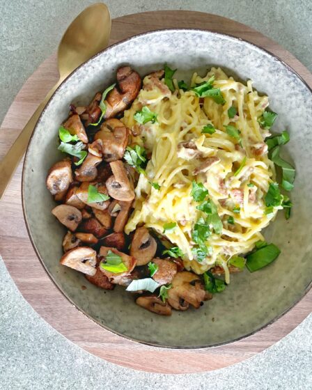 Vegan romige spaghetti met spekjes en kastanjechampignons front