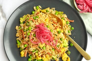 Gebakken rijst met vegan omelet en vegan spekjes Bonusvegan