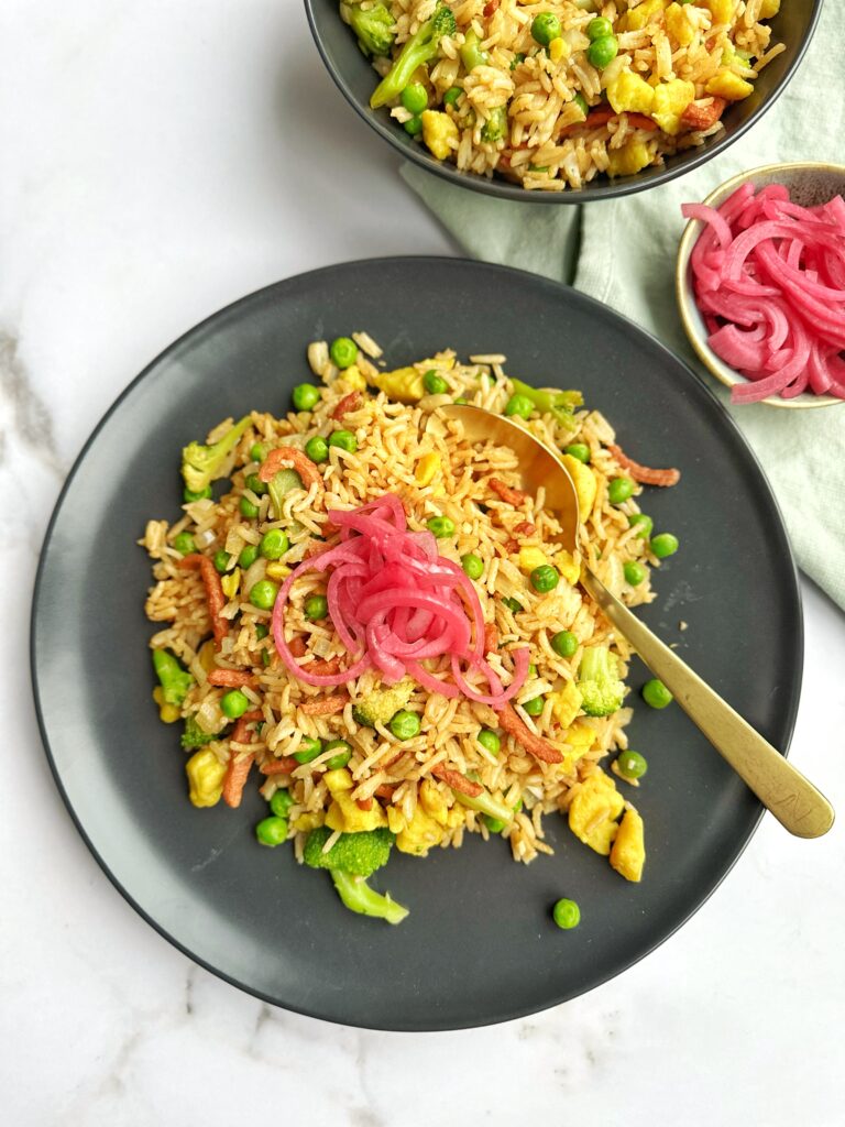 Gebakken rijst met vegan omelet en vegan spekjes Bonusvegan