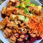 Vegan Buddha bowl met tofu en rode biet