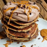 Vegan chocolade pancakes met noten en pure chocolade