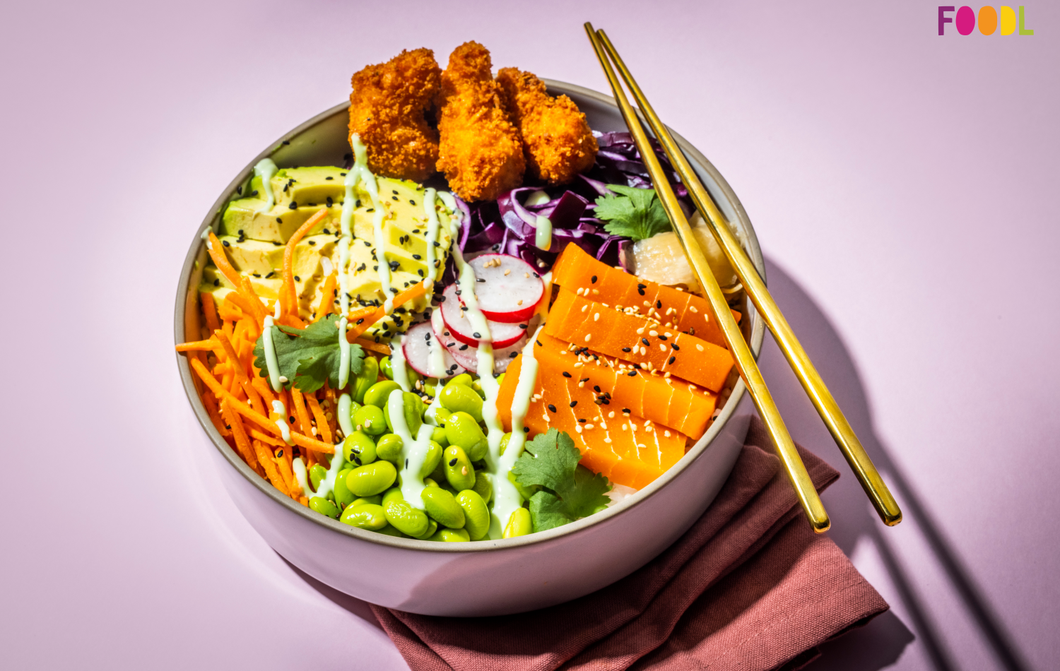 Pokebowl met vegan zalm, vegan shrimps van sparc kitchen en wasabi mayonaise van de Mayoneurs